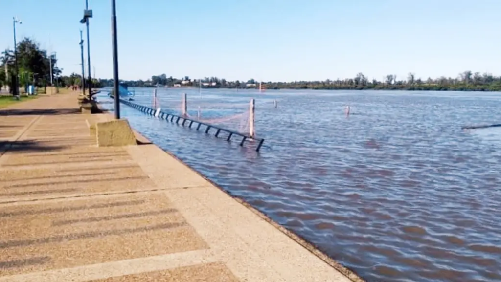 El r&iacute;o Uruguay roza la cota de alerta y espera su pico este domingo en Santo Tom&eacute; y Garruchos.