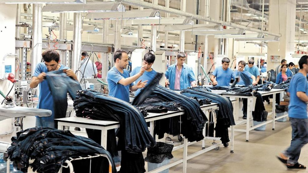 Crisis en la industria textil: la actividad cay&oacute; un 20% en 2026.