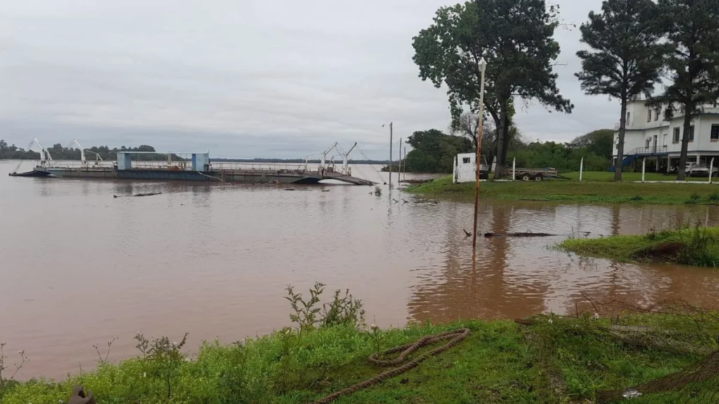 Crecida cr&iacute;tica del r&iacute;o Uruguay: suspenden el cruce fronterizo y la navegaci&oacute;n en Paso Alvear-Itaqu&iacute;