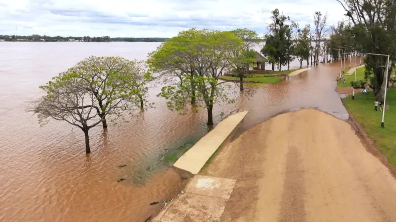Creciente hist&oacute;rica del r&iacute;o Uruguay: 13 evacuados en Paso de los Libres y cierre total de dos pasos fronterizos en Corrientes