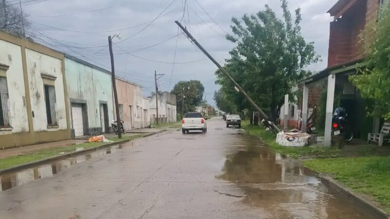 Un violento temporal con r&aacute;fagas de 100 km/h y granizo azot&oacute; Curuz&uacute; Cuati&aacute; provocando serios destrozos e interrupciones en los servicios