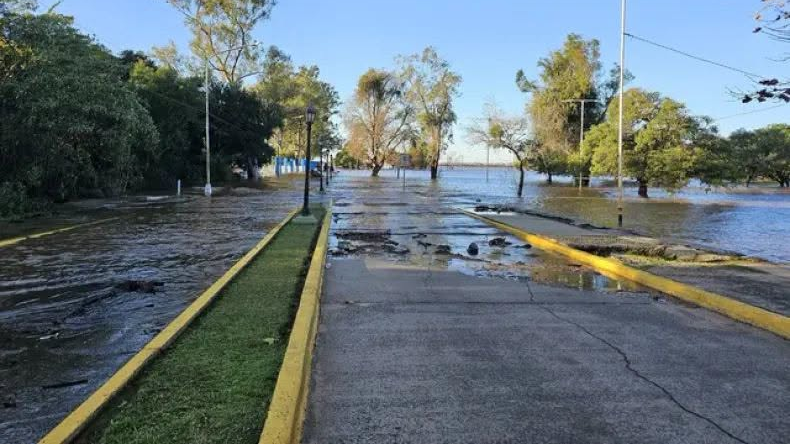 El r&iacute;o Uruguay sigue creciendo y la situaci&oacute;n se agrava en la costa correntina: Paso de los Libres entr&oacute; en fase de evacuaci&oacute;n