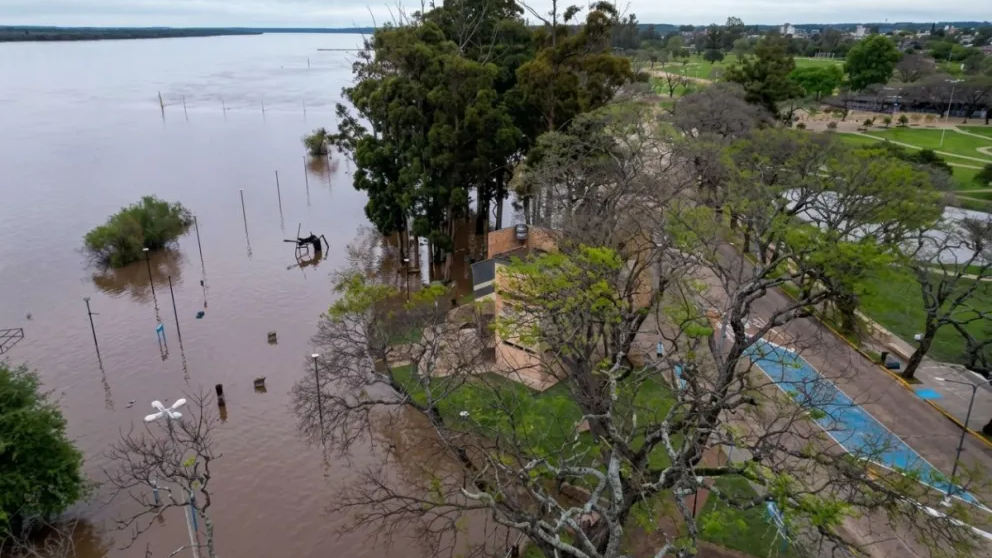 Creciente hist&oacute;rica del r&iacute;o Uruguay: Paso de los Libres super&oacute; los 9,17 metros y entr&oacute; en fase de evacuaci&oacute;n mientras se agrava el alerta en la costa