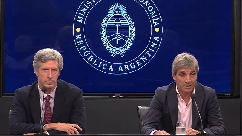 Piden la detenci&oacute;n de Luis Caputo y Santiago Bausili en la causa que investiga la p&eacute;rdida de m&aacute;s de 1.000 millones de d&oacute;lares