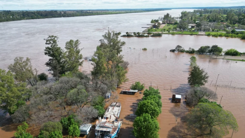 Preocupaci&oacute;n por la crecida del r&iacute;o Paran&aacute;: Itaip&uacute; abri&oacute; sus compuertas tras intensas lluvias y el nivel en Ituzaing&oacute; se acerca peligrosamente al estado de alerta