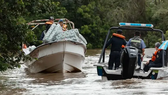 Isla Apip&eacute; atraviesa una situaci&oacute;n cr&iacute;tica con 57 evacuados y advierten que el r&iacute;o podr&iacute;a alcanzar los cinco metros inundando gran parte del territorio