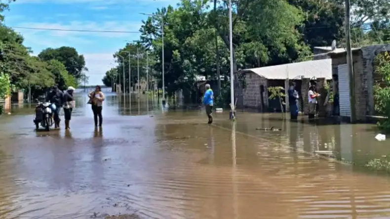 Creciente del Paran&aacute;: 321 afectados en Itat&iacute;, restricciones en Capital y un intendente herido al ceder las defensas