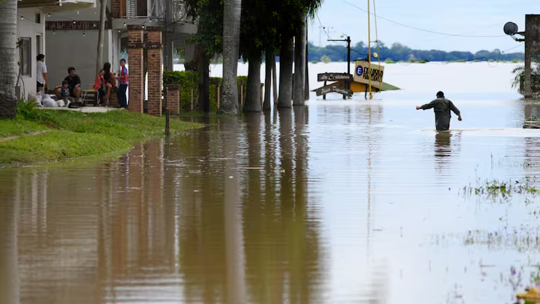 Inundaciones: se complica la situaci&oacute;n en Paso de la Patria y refuerzan la asistencia a los afectados