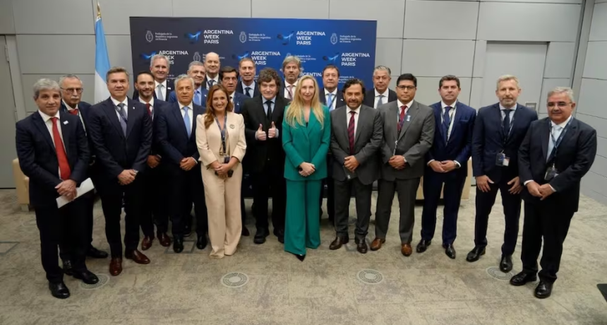 Javier Milei pos&oacute; en Paris junto a 13 gobernadores aliados para mostrar respaldo pol&iacute;tico y proyecciones de reelecci&oacute;n