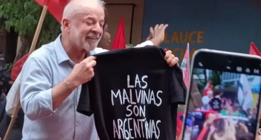 Fuerte gesto: Lula cierra su campa&ntilde;a con la bandera de 
