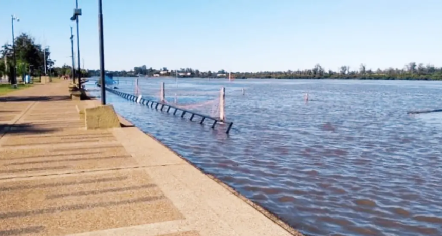 El r&iacute;o Uruguay roza la cota de alerta y espera su pico este domingo en Santo Tom&eacute; y Garruchos.