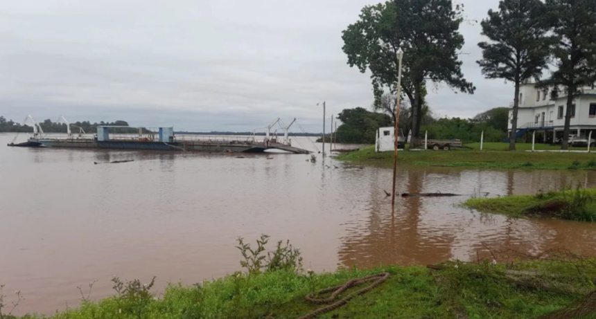 Crecida cr&iacute;tica del r&iacute;o Uruguay: suspenden el cruce fronterizo y la navegaci&oacute;n en Paso Alvear-Itaqu&iacute;