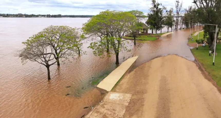 Creciente hist&oacute;rica del r&iacute;o Uruguay: 13 evacuados en Paso de los Libres y cierre total de dos pasos fronterizos en Corrientes
