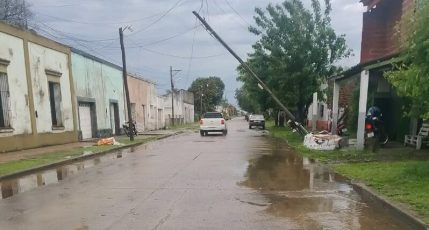 Un violento temporal con r&aacute;fagas de 100 km/h y granizo azot&oacute; Curuz&uacute; Cuati&aacute; provocando serios destrozos e interrupciones en los servicios