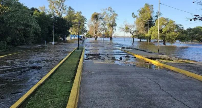 El r&iacute;o Uruguay sigue creciendo y la situaci&oacute;n se agrava en la costa correntina: Paso de los Libres entr&oacute; en fase de evacuaci&oacute;n