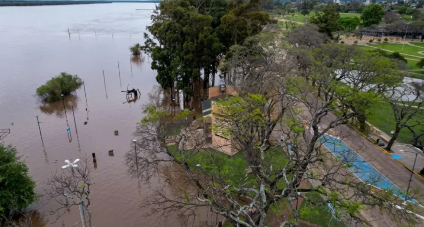 Creciente hist&oacute;rica del r&iacute;o Uruguay: Paso de los Libres super&oacute; los 9,17 metros y entr&oacute; en fase de evacuaci&oacute;n mientras se agrava el alerta en la costa
