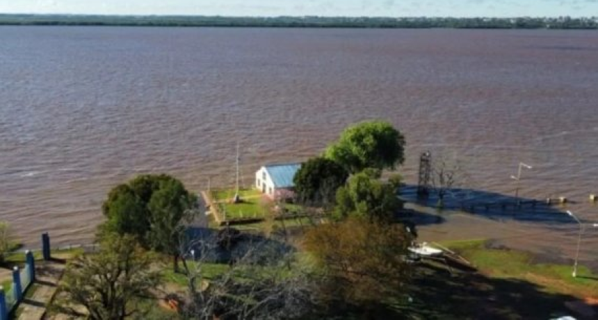 Creciente hist&oacute;rica del r&iacute;o Uruguay: Paso de los Libres super&oacute; los 9,17 metros y entr&oacute; en fase de evacuaci&oacute;n mientras se agrava el alerta en la costa