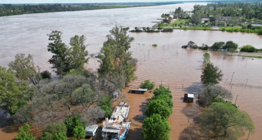 Preocupaci&oacute;n por la crecida del r&iacute;o Paran&aacute;: Itaip&uacute; abri&oacute; sus compuertas tras intensas lluvias y el nivel en Ituzaing&oacute; se acerca peligrosamente al estado de alerta
