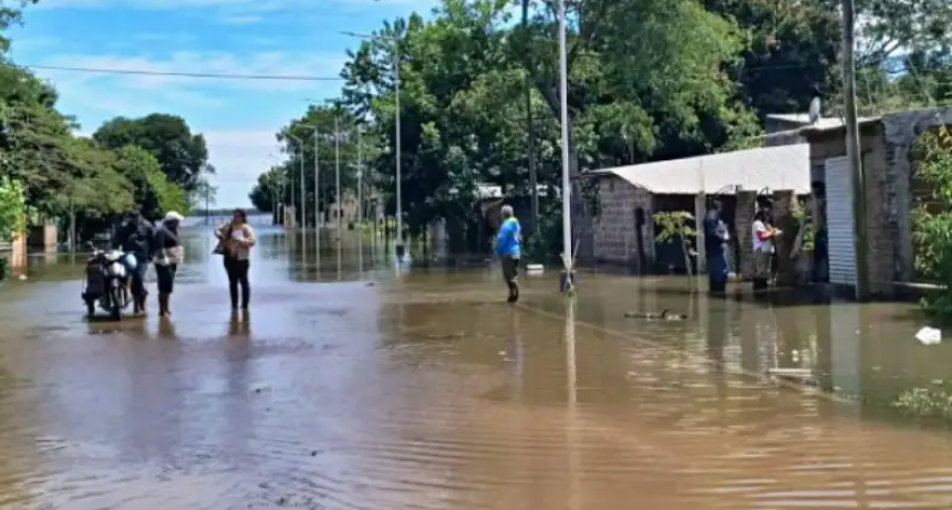 Creciente del Paran&aacute;: 321 afectados en Itat&iacute;, restricciones en Capital y un intendente herido al ceder las defensas