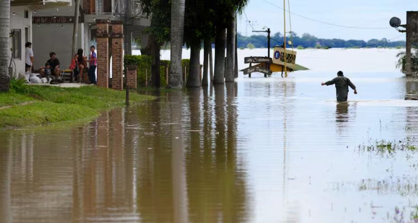 Inundaciones: se complica la situaci&oacute;n en Paso de la Patria y refuerzan la asistencia a los afectados