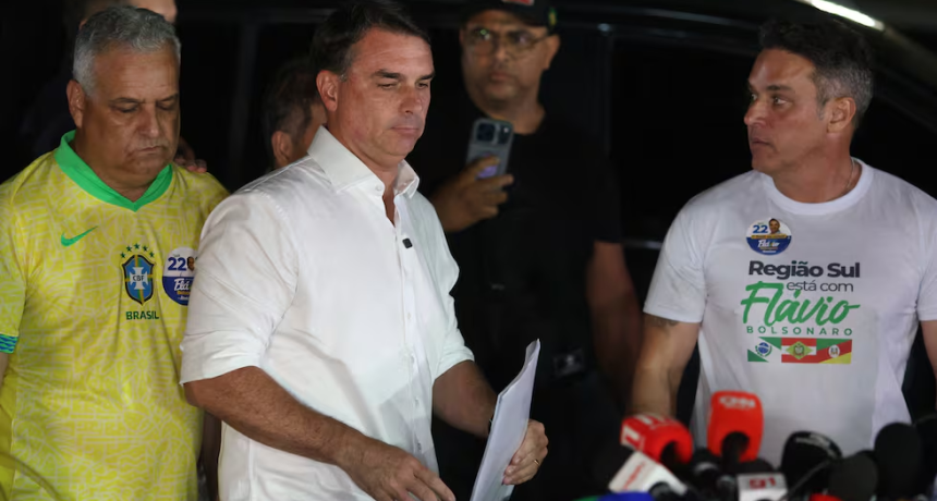 El partido de Fl&aacute;vio Bolsonaro reconoci&oacute; la victoria de Lula da Silva, pero advierte sobre su 