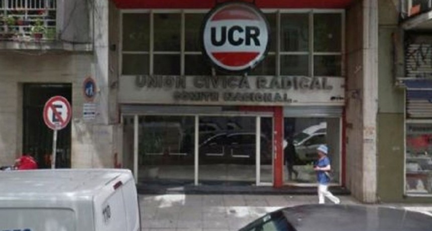 Destrozos en la sede de la UCR: denuncian que cinco personas entraron a la oficina de Lousteau