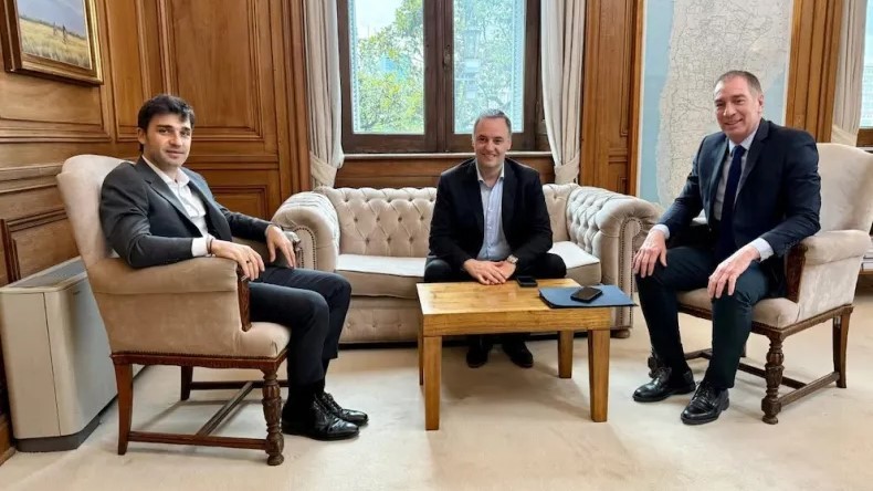 Santilli abrió la ronda de diálogo y Valdés espera su turno con planteos