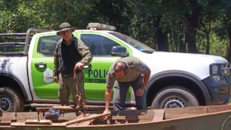 Cuatreros abandonan una canoa durante un operativo en La Cruz