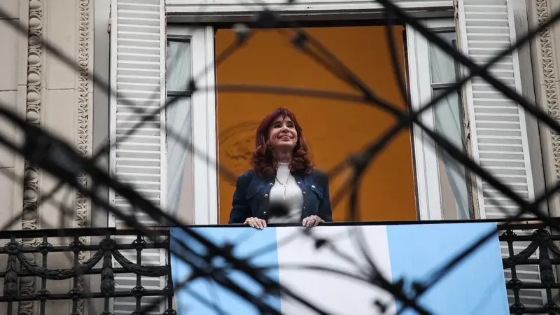 La Justicia impuso más restricciones a las visitas a CFK en su prisión domiciliaria