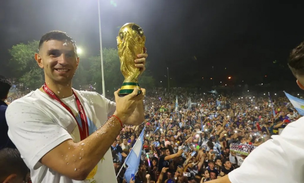 Llegó la Selección y la Copa del Mundo a Argentina en medio de una multitud
