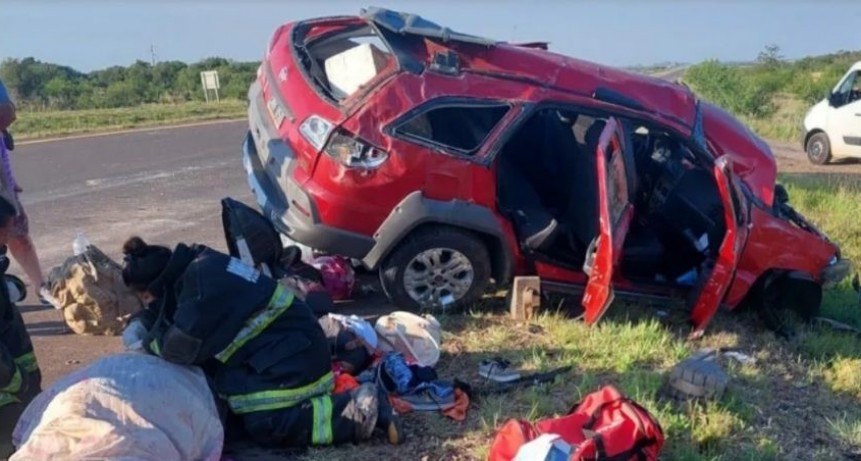 Una mujer murió tras volcar el auto en el que viajaba junto a su familia