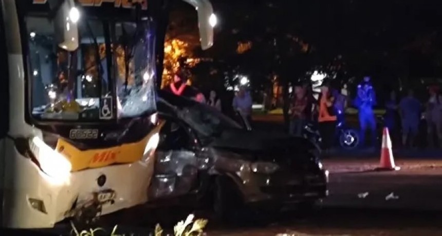 Tragedia en Corrientes: dos muertos tras chocar su auto contra un colectivo