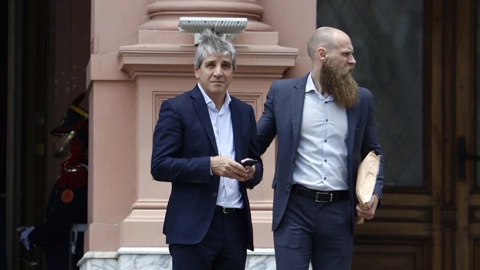 Barclays durísimo con Caputo: Argentina no crece, las reservas están peor que antes de Milei y la deuda aumentó