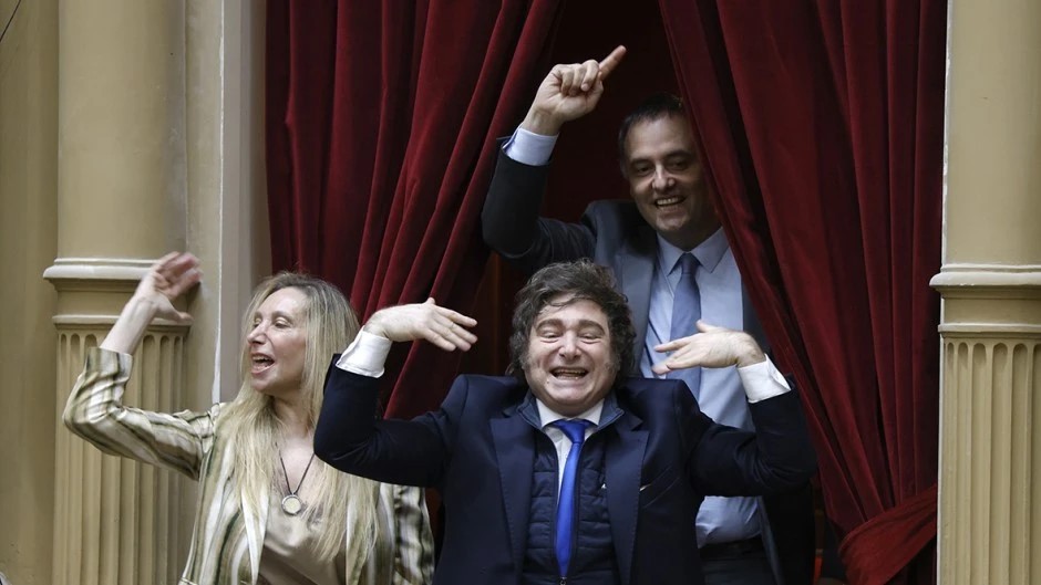 Milei analiza una reforma política para prohibir los frentes y complicar al peronismo