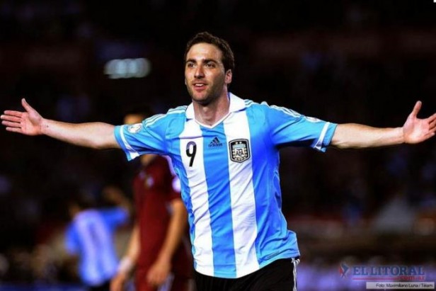 Argentina vapuleó a Venezuela con goles de Higuaín y Messi