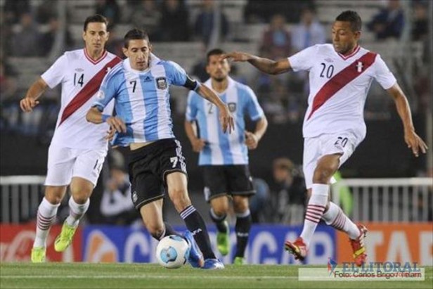 Argentina aprobó el examen sin Messi y le ganó a Perú en casa