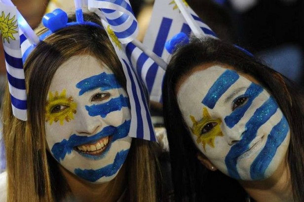 Argentina flaqueó en defensa y perdió, pero a Uruguay no le bastó